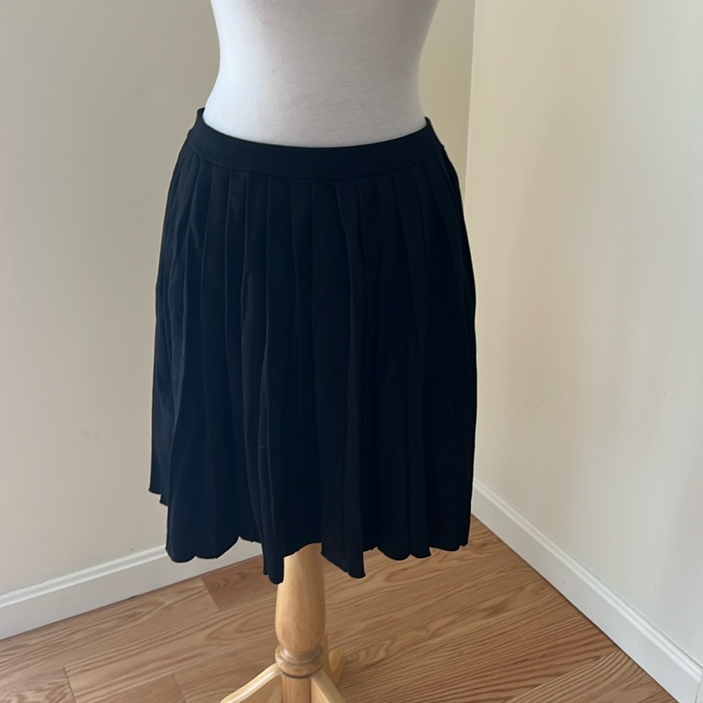NWT! J.Mclaughlin large black pleated short skirt.
